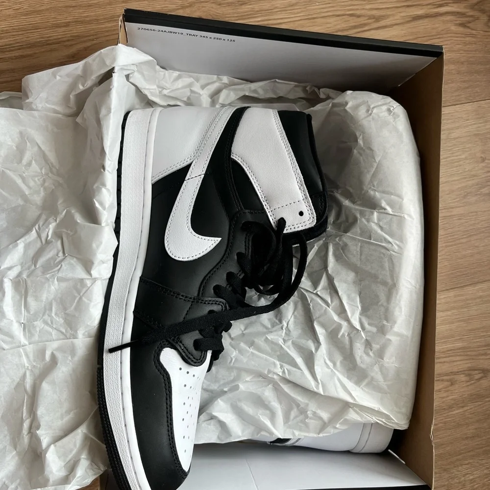 Air Jordan 1 Retro High OG "Black & White" - Picture 8 of 9